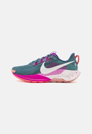 Trail løbesko med turkis mesh-overdel, hvid Nike swoosh, pink og lilla accenter, plettet hvid hæl og koralfarvet ydersål på hvid baggrund.