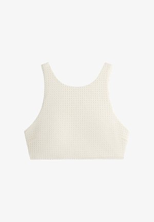 Krémovo biely textúrovaný pletený krátky top bez rukávov so širokými ramienkami a okrúhlym výstrihom.