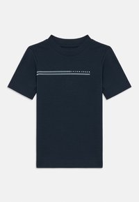 Μπλε ναυτικό κοντομάνικο t-shirt με ψηλό στρογγυλό λαιμόκοψη και μικρό λευκό κείμενο "JACK & JONES" με δύο οριζόντιες ρίγες στο στήθος.