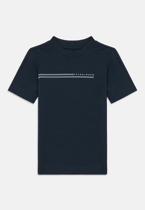 Tumsnējs zilais īsroku T-krekls ar augstu apaļu kaklu un nelielu baltu uzrakstu "JACK & JONES" ar divām horizontālām svītrām pār krūšu daļu.
