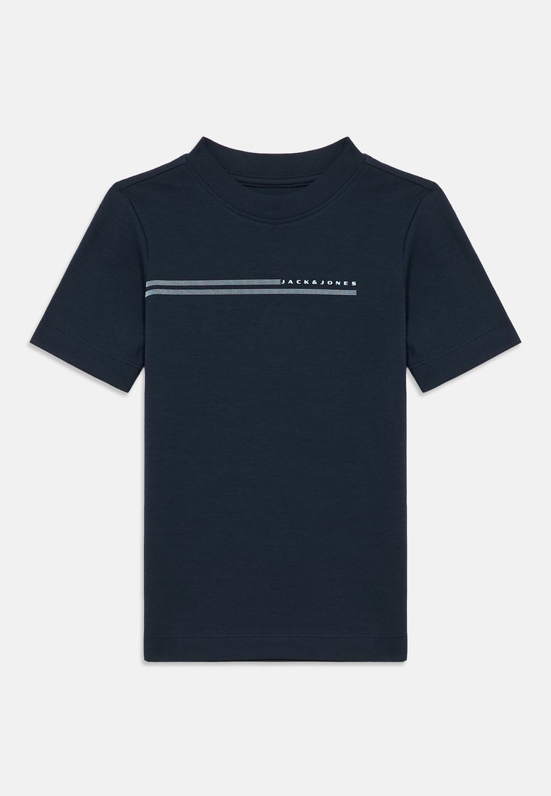 Μπλε ναυτικό κοντομάνικο t-shirt με ψηλό στρογγυλό λαιμόκοψη και μικρό λευκό κείμενο "JACK & JONES" με δύο οριζόντιες ρίγες στο στήθος.