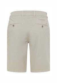 Beige katoenen shorts met een platte tailleband, riemlussen en twee achterzakken met knoopsluitingen; gladde, lichtgewicht textuur.