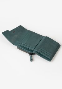 Portafoglio in pelle teal con chiusura a zip, numerosi scomparti per carte e una superficie liscia. Presenta bottoni a scatto sulla patta.
