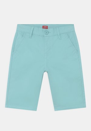 Lyseblå Levi's shorts med knap foran, bæltestropper og skrå sidelommer på hvid baggrund.