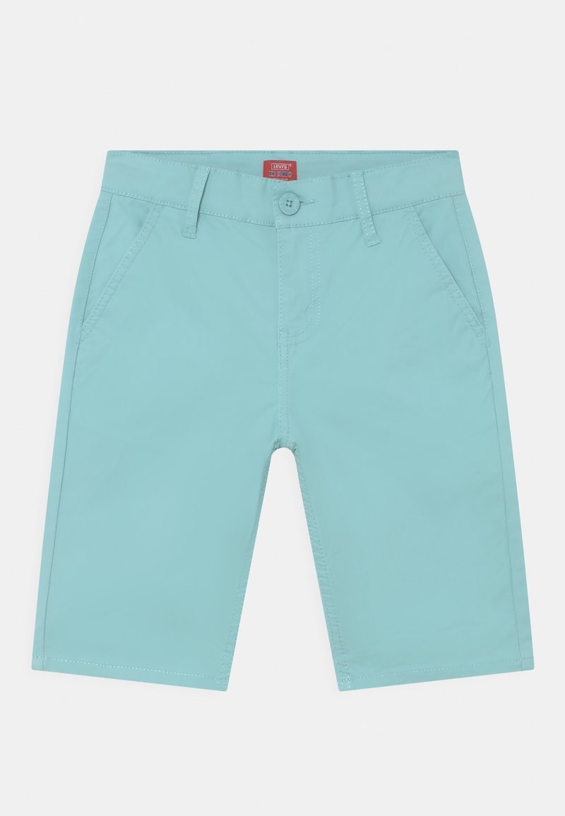 Shorts Levi's bleu clair avec bouton sur le devant, passants pour ceinture et poches latérales inclinées sur fond blanc.