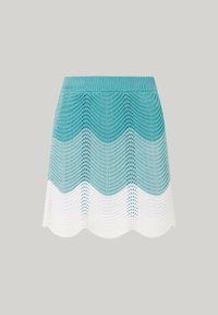 Falda de punto con un dobladillo ondulado, que presenta un degradado de colores azul claro a blanco y un patrón texturizado con forma de olas.