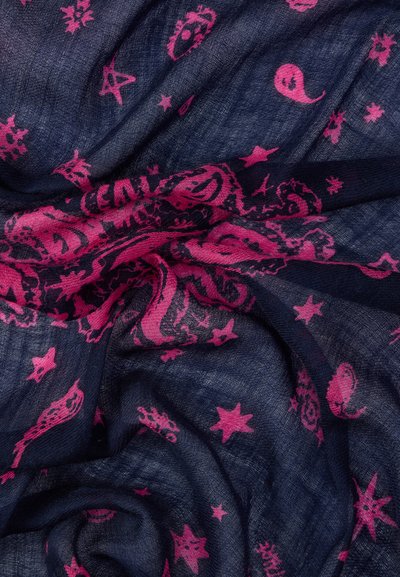 Donkerblauwe sjaal met roze hemelse en bloemenpatronen, met sterren, spiralen en abstracte vormen in een lichtgewicht, transparante stof.