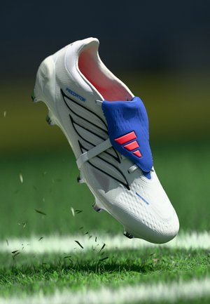 PREDATOR PRO FOLD-OVER TONGUE FG - Scarpe da calcio per terreni duri - footwear white/metallic/team royal blue