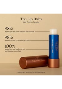 Lippenbalsam, bei dem 98 % der Nutzer zustimmen, dass sich die Lippen weich und hydratisiert anfühlen, 100 % sagen, dass sich die Lippen nach einem 12-wöchigen Test erneuert und tiefgehend genährt anfühlen.