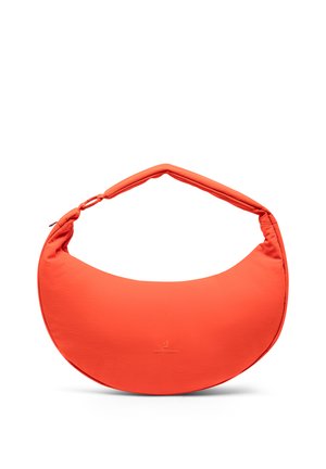 Fel-oranje, halve maanvormige handtas met gewatteerde band en subtiel merkembleem gecentreerd op de voorkant.