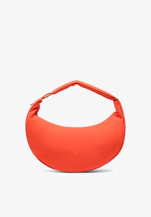 Fel-oranje, halve maanvormige handtas met gewatteerde band en subtiel merkembleem gecentreerd op de voorkant.