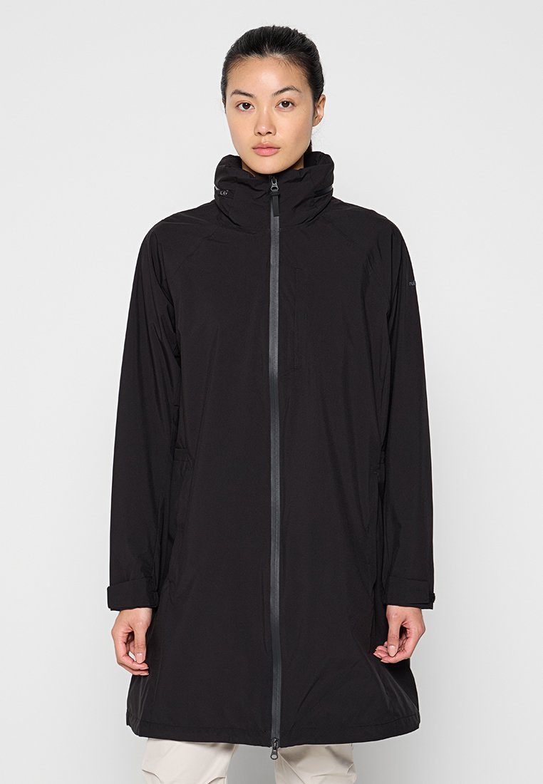 Schwarze wasserdichte Jacke mit hohem Kragen, Frontreißverschluss und Seitentaschen. Glatte Textur und lange Ärmel, entworfen für Outdoor-Aktivitäten.