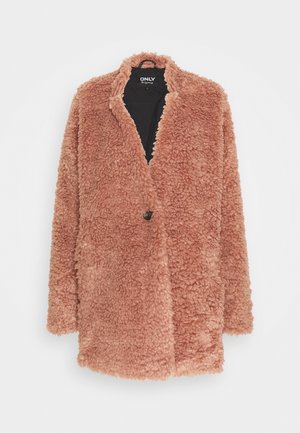 Płaszcz z futerka ekologicznego w delikatnym, różowym odcieniu, z kołnierzem, otwartym przodem, pojedynczym zapięciem na guzik oraz teksturowanym, puszystym materiałem.