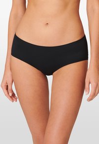Crne bikini gaćice od glatkog, rastezljivog materijala. Dizajn uključuje srednje visoki rez i čiste linije bez uzoraka ili ukrasa.