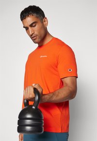 Champion ICONS CREWNECK WITH SMALL LOGO - Nyomott mintás póló - orange