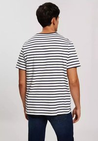 Koszulka z krótkim rękawem w biało-granatowe paski, z poziomymi paskami, okrągłym dekoltem i luźnym krojem, wykonana z lekkiej bawełny.