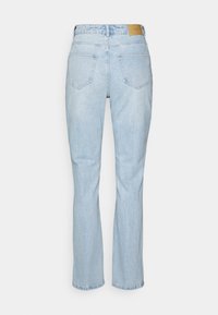 Jeans azul claro com corte reto, apresentando uma cintura alta, dois bolsos traseiros e um pequeno emblema em couro castanho na cintura.