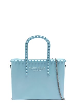 Borsa tote azzurra realizzata in materiale liscio, con borchie a piramide sui manici, tracolla in catena argentata e logo in rilievo sulla parte anteriore.