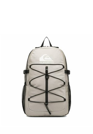 Lysegrå Quiksilver rygsæk med sorte justerbare stropper, front elastisk bungeesnor, to sidelommer i mesh og bærehåndtag øverst.