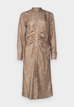 Langes braunes Kleid mit einem geometrischen Muster aus weißen Linien, einem hohen Kragen, vorderen Knöpfen und gerafften Details an der Taille.