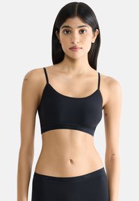 Černá sportovní podprsenka s tenkými nastavovacími ramínky a širokým pásem. Vyrobena z hladkého, elastického materiálu s logem na pásu.