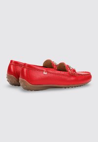 Par de mocasines de cuero rojo con superficie texturizada, suela de goma con tacos antideslizantes y detalle de cadena metálica en la parte superior.