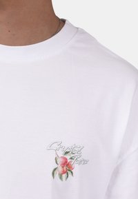 CRYSTAL PARIS PEACHES - Triko s potiskem - white