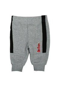 Pantalon de survêtement gris en tissu mélange de coton, avec des bandes noires sur les côtés et un patch logo rouge à l'avant. Chevilles resserrées pour un bon ajustement.