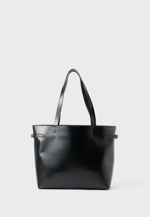 Grande borsa tote in pelle nera con due robuste maniglie, texture liscia, design minimalista e una piccola fibbia decorativa su un lato.