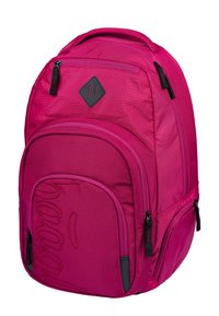 Zaino fucsia con superficie texture, multiple tasche con zip, un logo ben visibile ricamato sul fronte e dettagli neri.