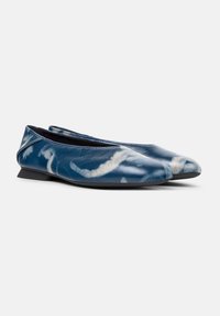 Zapatos de ballet planos de cuero azul oscuro con diseño de mármol blanco, que presentan una punta redondeada y un tacón bajo.