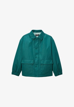 Veste en coton teal avec col, fermeture à boutons sur le devant et poches latérales. Elle présente des poignets élastiqués et un design léger.