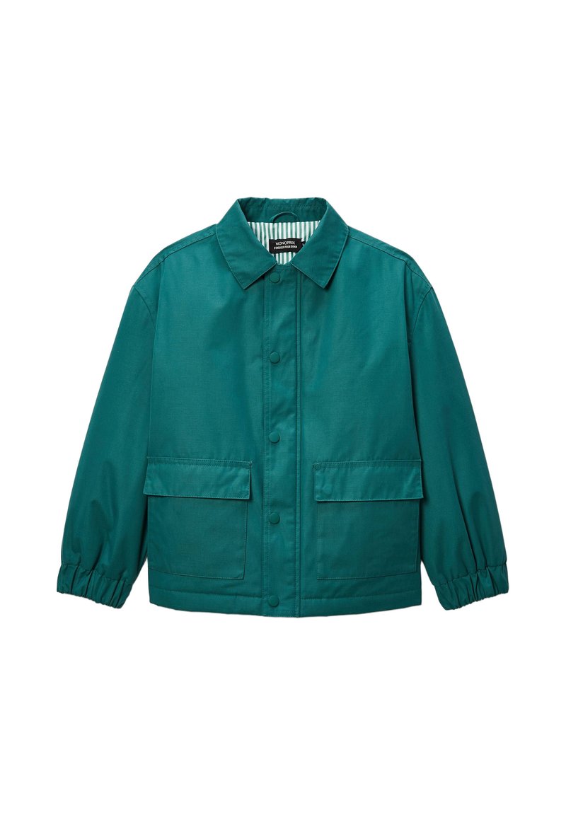 Veste en coton teal avec col, fermeture à boutons sur le devant et poches latérales. Elle présente des poignets élastiqués et un design léger.