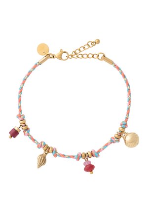 Flettet pink, blå og beige armbånd med guldlås, kædeforlænger og hængende charms inklusive en skal og perler.