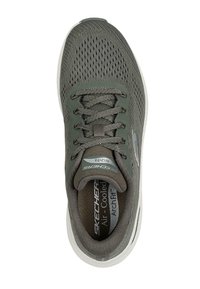 Zapatilla deportiva gris con parte superior de malla, diseño con cordones, logo distintivo y suela de goma blanca. Cuenta con una plantilla de aire refrigerado para mayor comodidad.