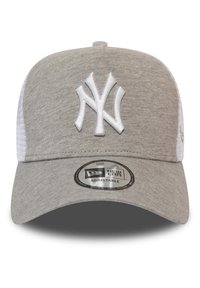 Gorra de béisbol gris con parte trasera de malla blanca, presenta un logotipo bordado en blanco de NY en la parte frontal y una correa ajustable en la parte trasera.