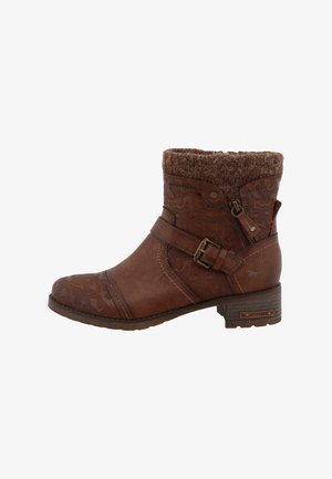 Bottine marron avec un motif texturé, accent de boucle et bord tricoté. Dotée d'un petit talon et d'une semelle robuste pour un bon soutien.