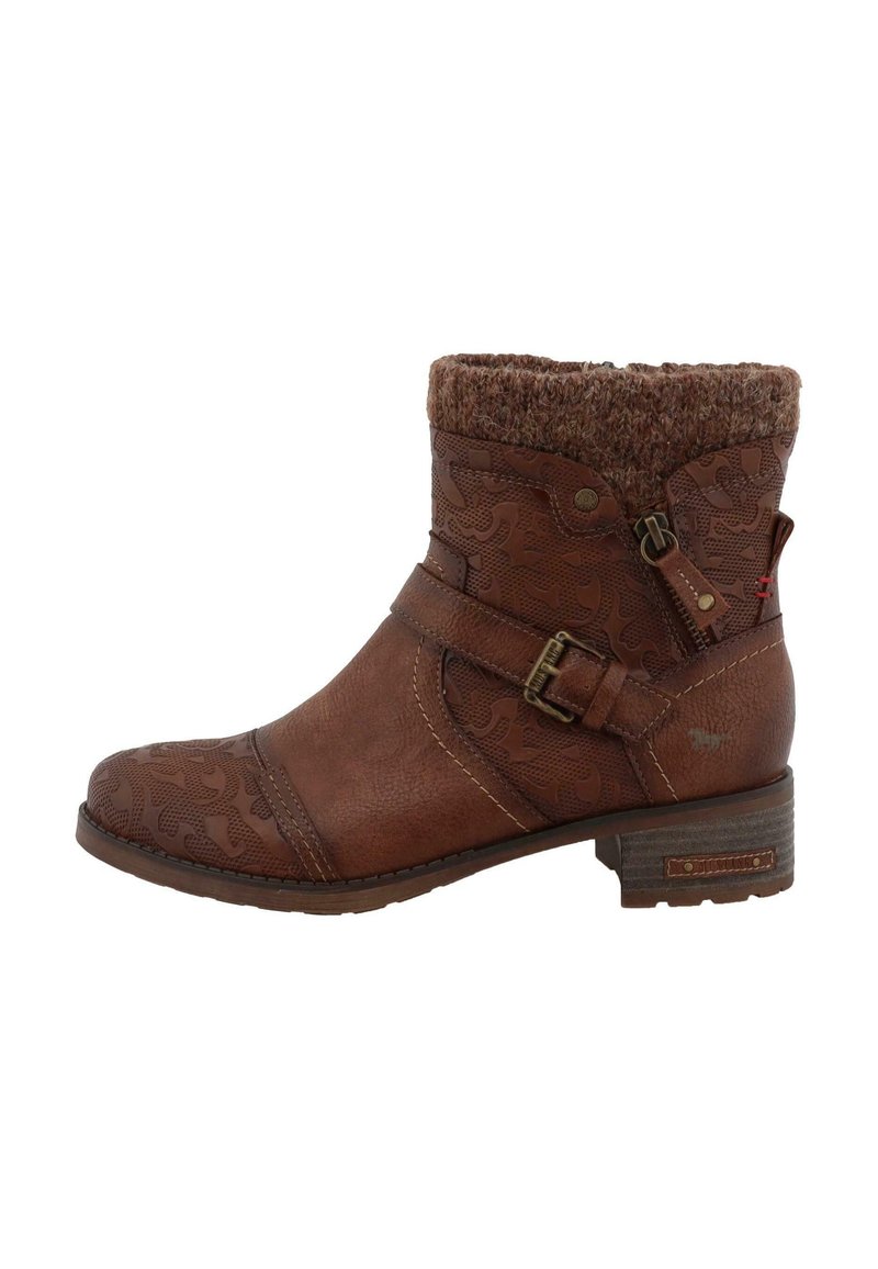 Brauner Knöchelboot mit texturiertem Muster, Schnallenakzent und gestricktem Bündchen. Verfügt über einen niedrigen Absatz und eine robuste Sohle für Unterstützung.