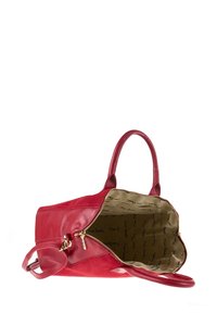 Rode lederen handtas met een gladde buitenkant, contrasterende beige binnenvoering, ritsluiting en twee stevige handvatten.