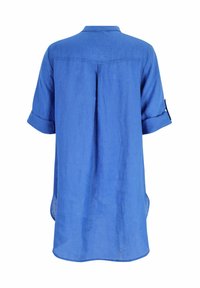 Blaue Leinenhemd mit Kragen, kurzen, umgeschlagenenärmeln und einem Rückenschlitz. Gerader Schnitt mit Seitenschlitzen und einer glatten Textur.