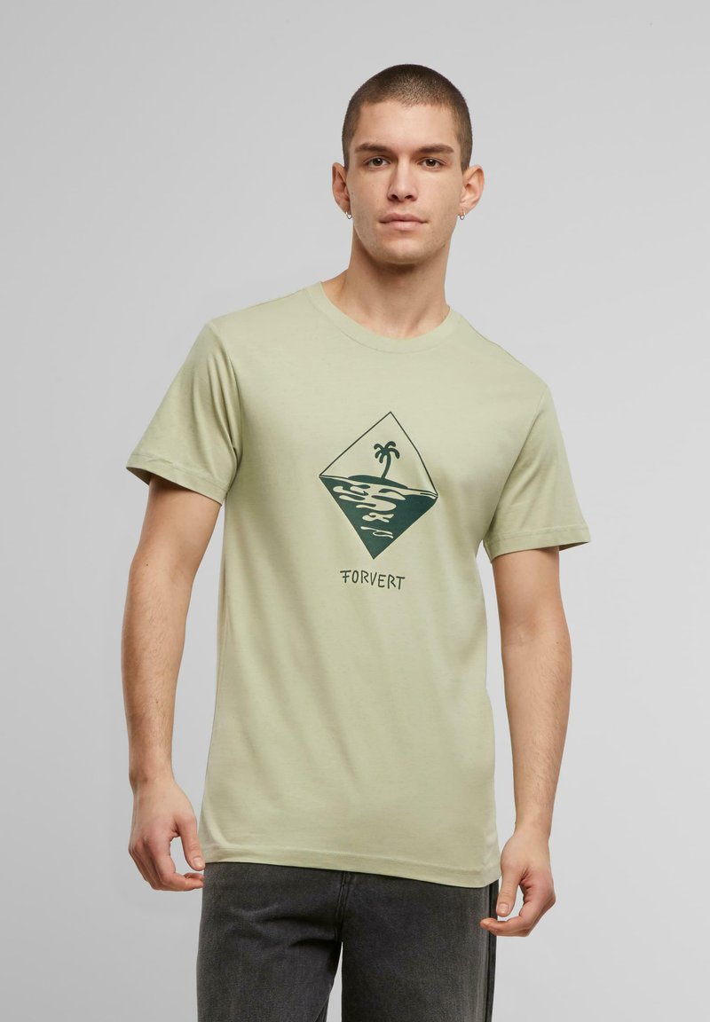Camiseta de algodón verde claro con mangas cortas, que presenta un gráfico de diamante verde oscuro de una palma sobre olas estilizadas y el texto "FORVERT".