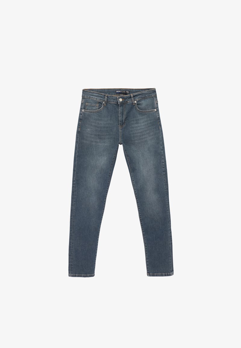 Dunkelblaue Jean mit geradem Bein, fünf Taschen und kontrastierenden Nähten. Mit Knopf- und Reißverschluss am Bund.