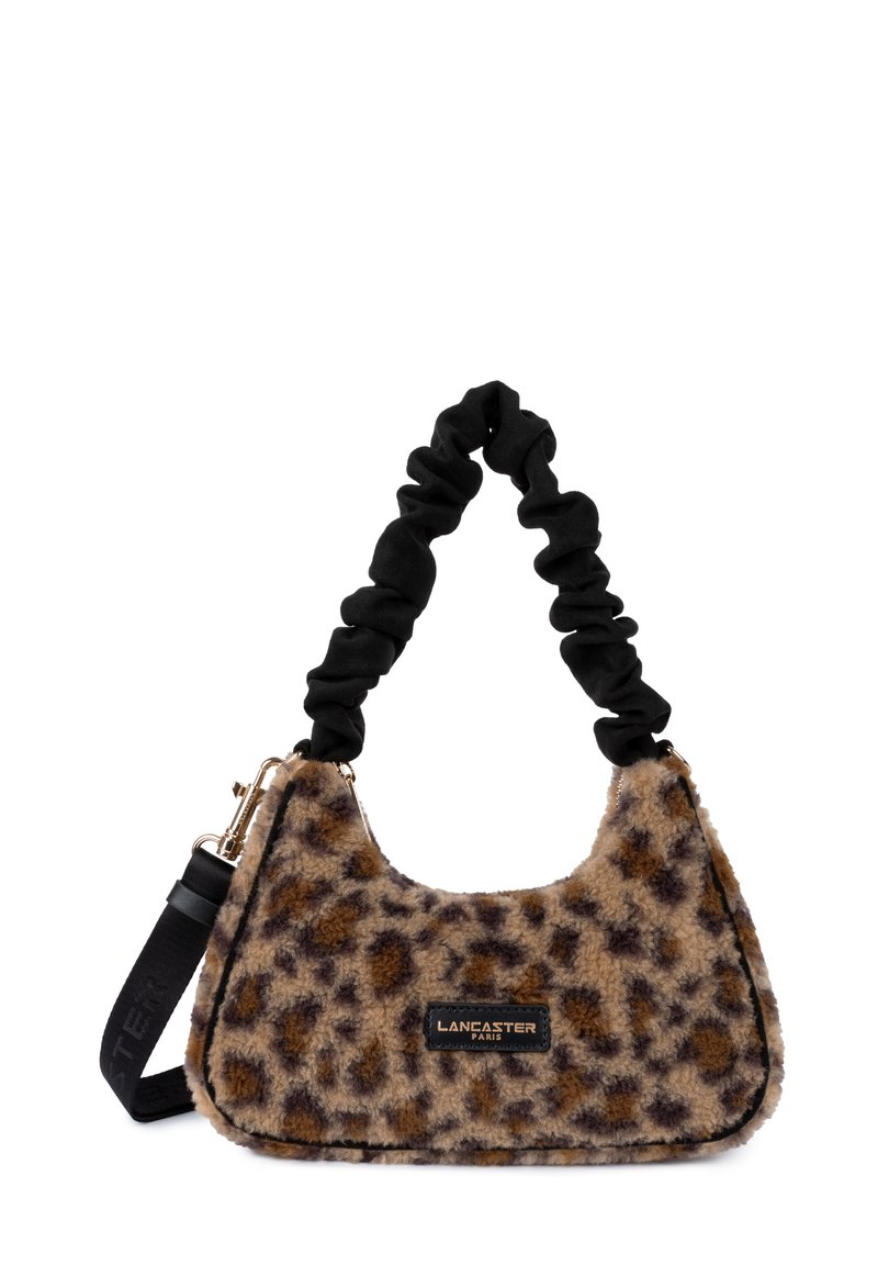 Sac à main en fausse fourrure avec imprimé léopard, forme ronde, poignée froncée noire, bandoulière amovible et patch en cuir de marque.