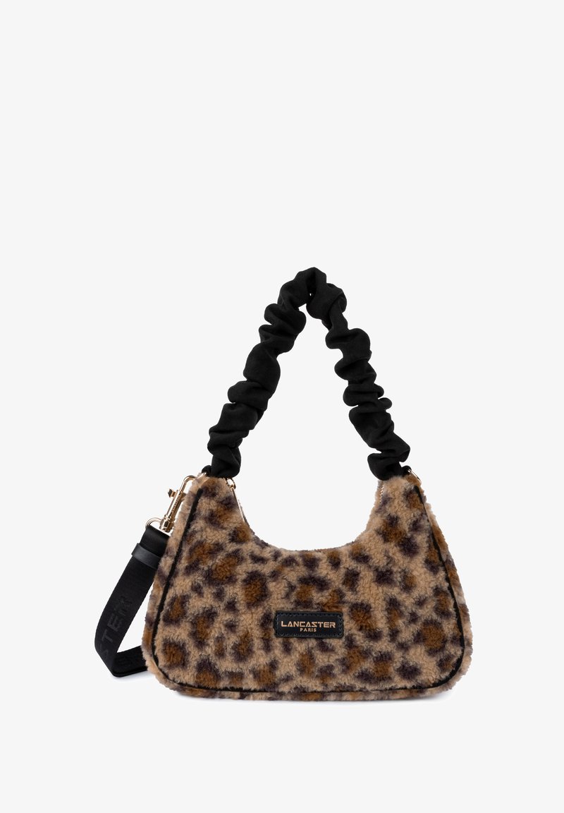 Tasche aus Kunstfell mit Leopardenmuster, runder Form, schwarzem Rüschengriff, abnehmbarem Schultergurt und geprägtem Lederpatch.