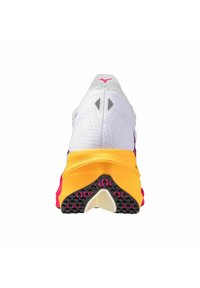 Zapatilla de correr para hombre con parte superior de malla blanca, acentos en rosa y suela amarilla. Presenta una parte inferior texturizada para mayor tracción y un talón reforzado.
