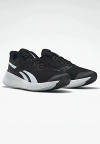 Zapatillas deportivas negras con parte superior de malla, acentos blancos, suela texturizada y cordones planos. Cuentan con una entresuela acolchada para mayor soporte.