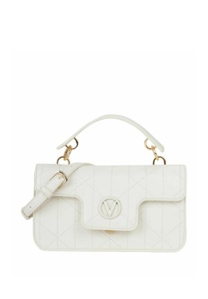 Sac à main matelassé blanc avec une finition brillante, comportant un détail logo, une bandoulière ajustable et des accents de quincaillerie dorée. Forme rectangulaire compacte.