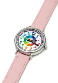 Montre ronde colorée avec un cadran blanc, des index horaires multicolores, un bracelet en cuir rose et un boîtier en acier argenté. Présente des indicateurs de minute autour du bord.