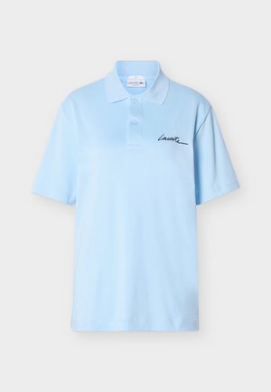 Lichtblauw poloshirt met korte mouwen, twee knopen en donkerblauw "Lacoste" scriptlogo op de linkerborst.