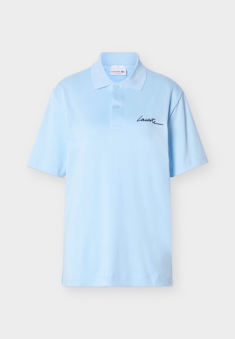 Polo bleu clair à manches courtes avec deux boutons et logo script "Lacoste" bleu foncé sur la poitrine gauche.